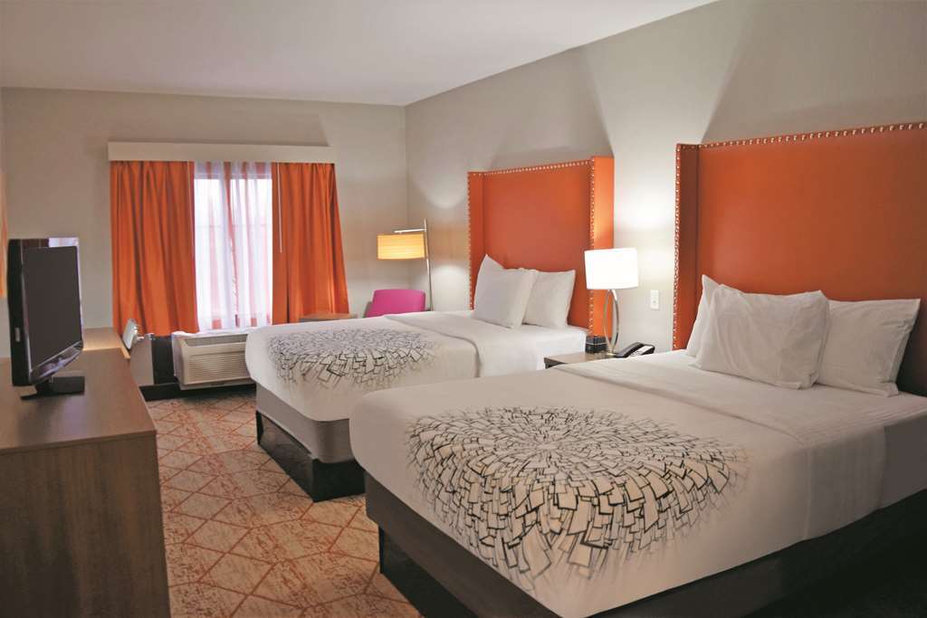La Quinta By Wyndham Lackawanna Phòng bức ảnh